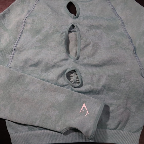 GYMSHARK Camo Crop Top | Sz. Medium - Picture 2 of 4